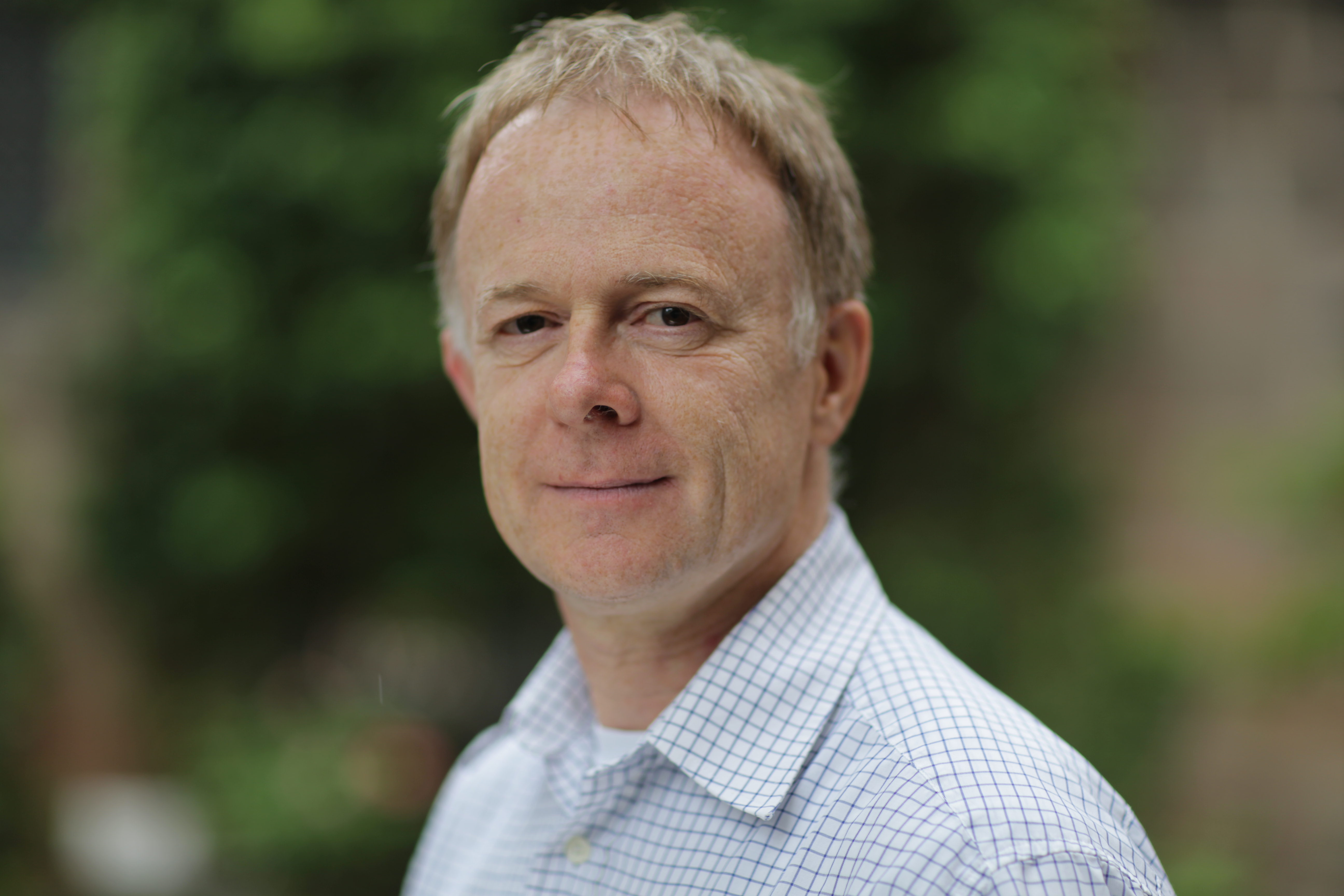 Bild des Autors Jörg Alt vor grünem Hintergrund