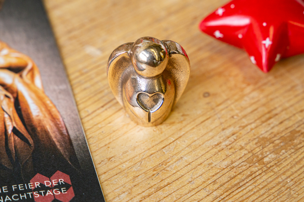 Der Bronzeengel aus der Klostergoldschmiede, enthalten im Weihnachtspaket der Abtei Münsterschwarzach.