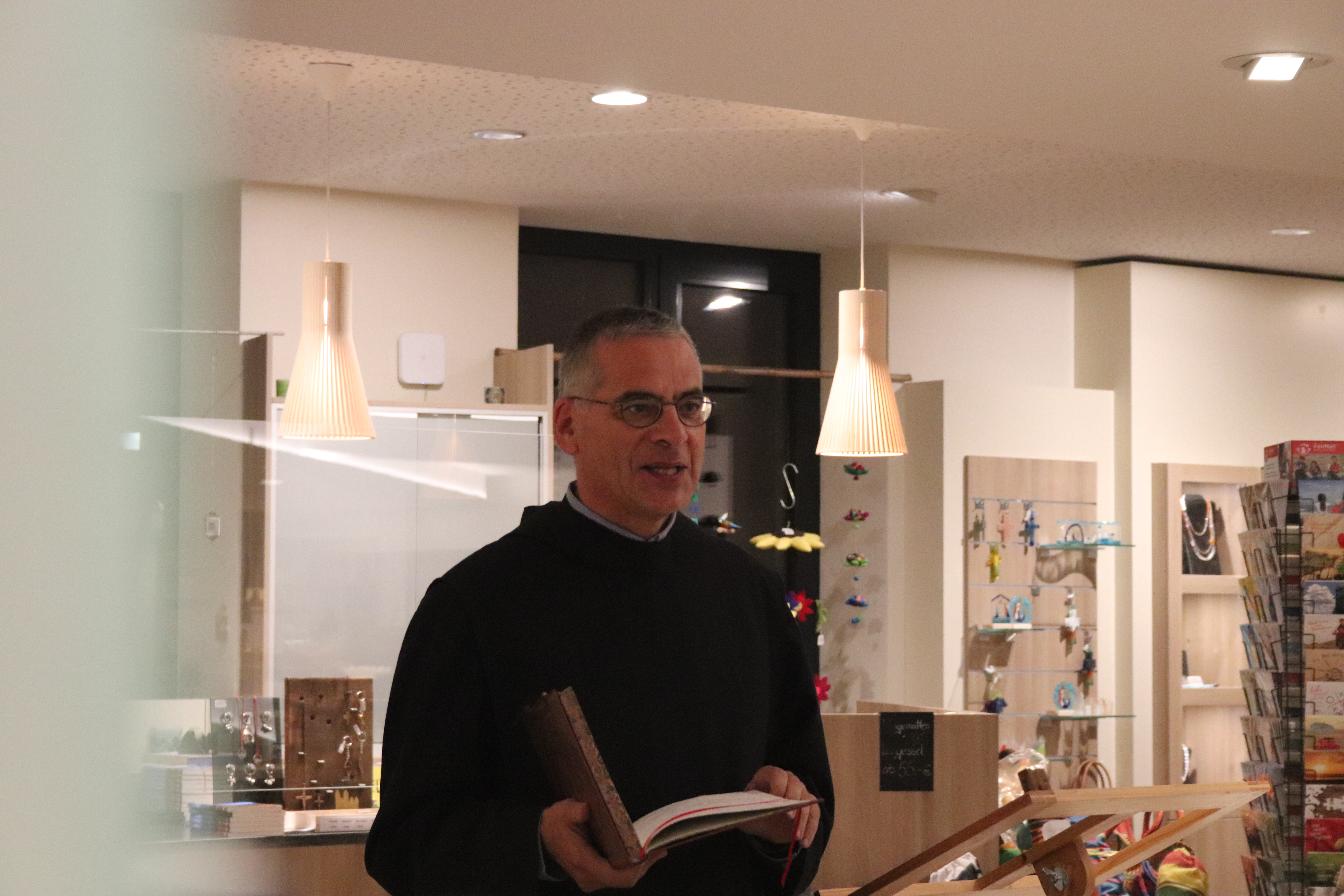 Pater Maurus liest aus seinem Buch vor