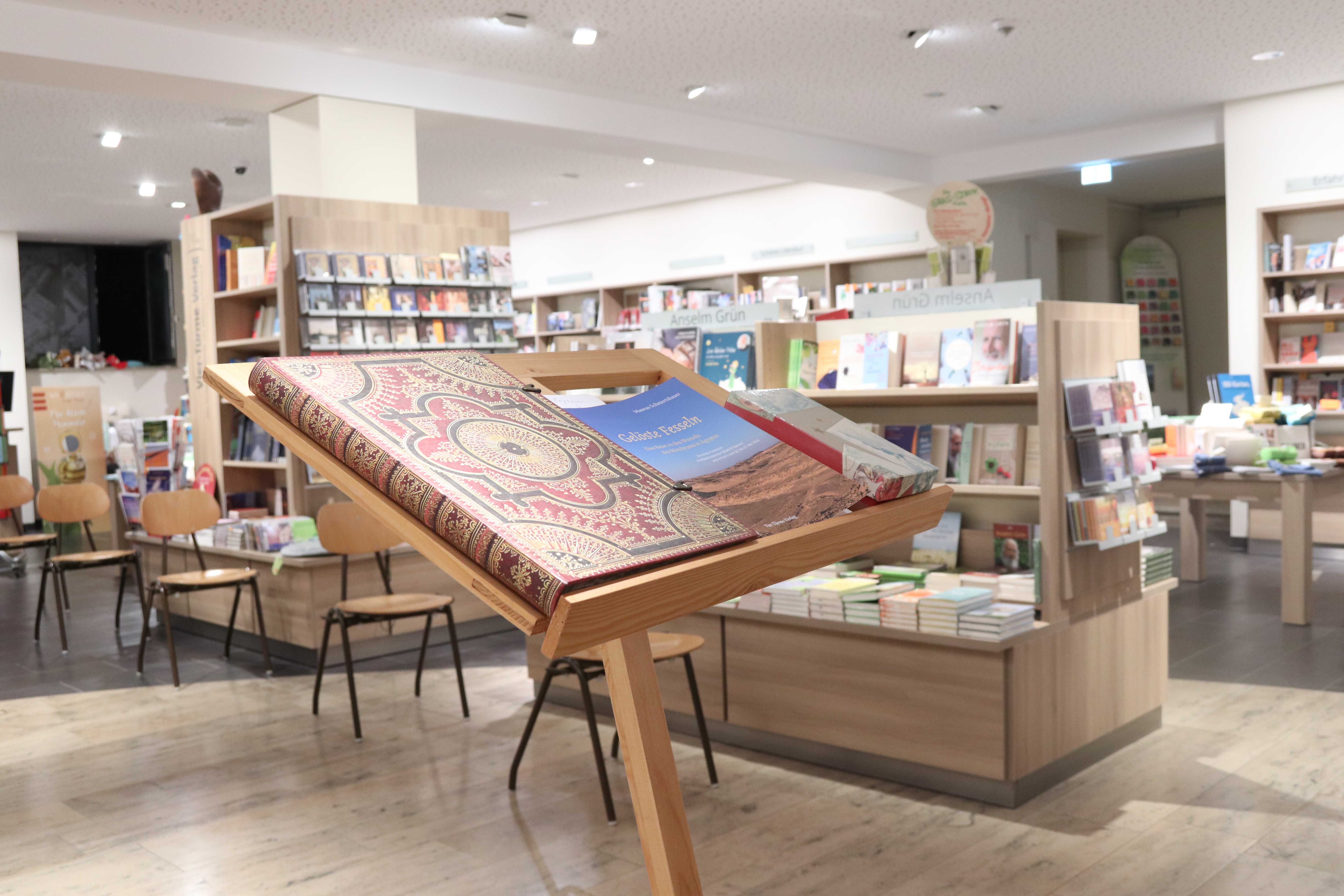 Sein Tagebuch und das Buch 'Gelöste Fesseln' auf einem Notenständer