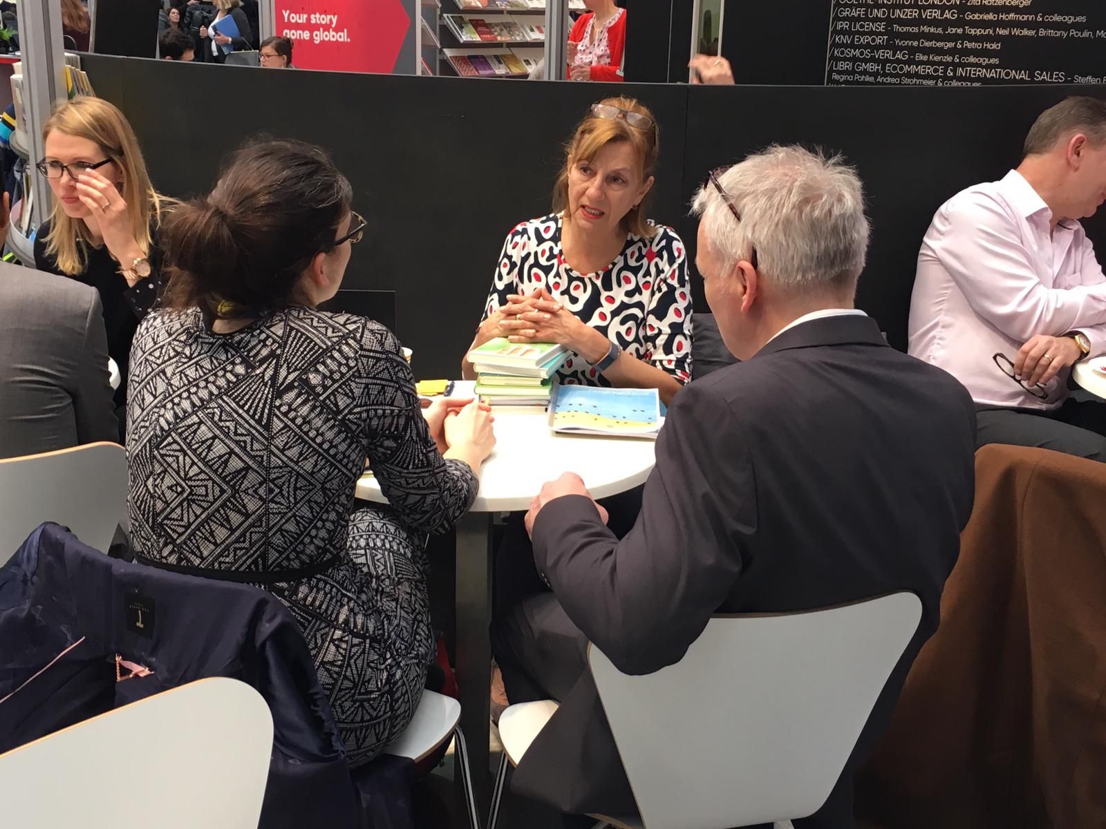 Rose Hofmann spricht mit Geschäftspartner*innen