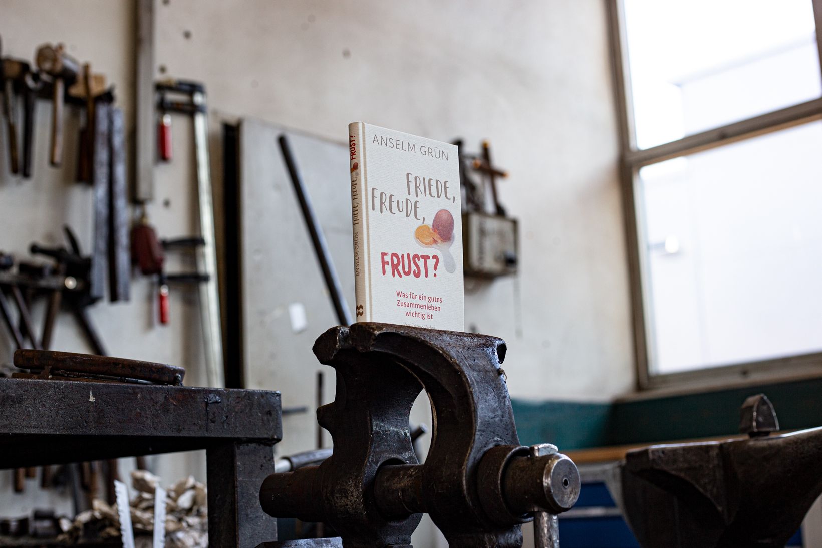 Das Buch "Friede, Freude, Frust?" in der Metallwerkstatt des Klosters Münsterschwarzach